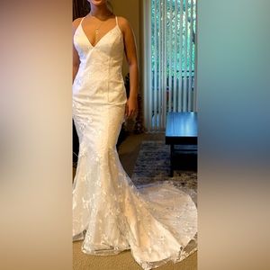 Very well tailored wedding dress or formal!